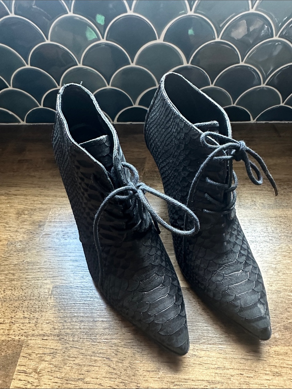 Kenneth Cole Black Scaled Lace-Up Pointed Ankle Boots - Picture 1 of 5